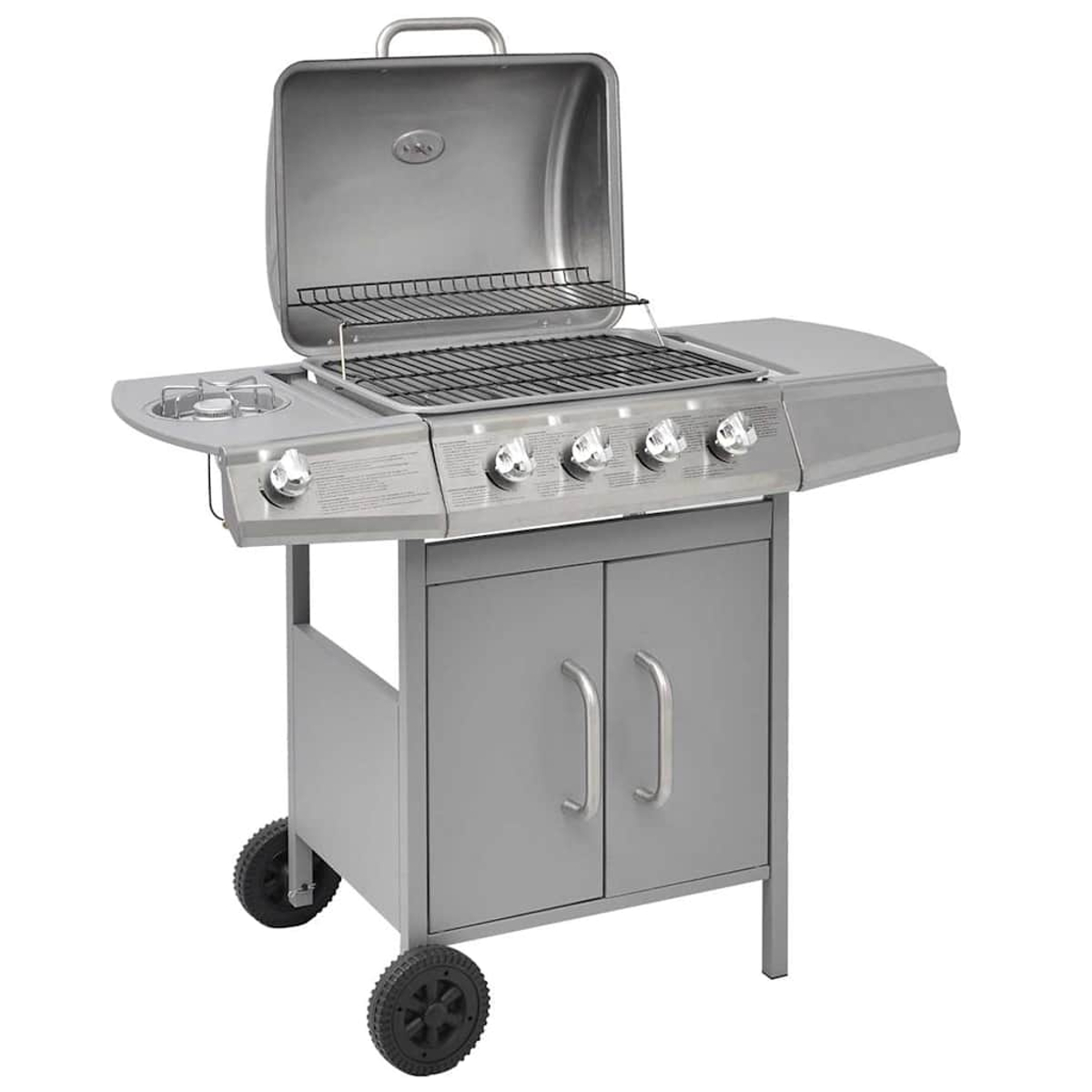 Ein grauer Gasgrill mit geöffnetem Deckel. Er hat einen Seitenbrenner, Bedienknöpfe und steht auf einem Schrank mit Rädern.