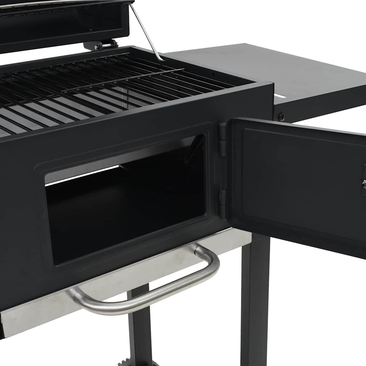 Ein schwarzer Grill mit offener Tür. Metallgriff und Kochrost sind sichtbar. Beistelltisch befindet sich auf der rechten Seite. Weißer Hintergrund.