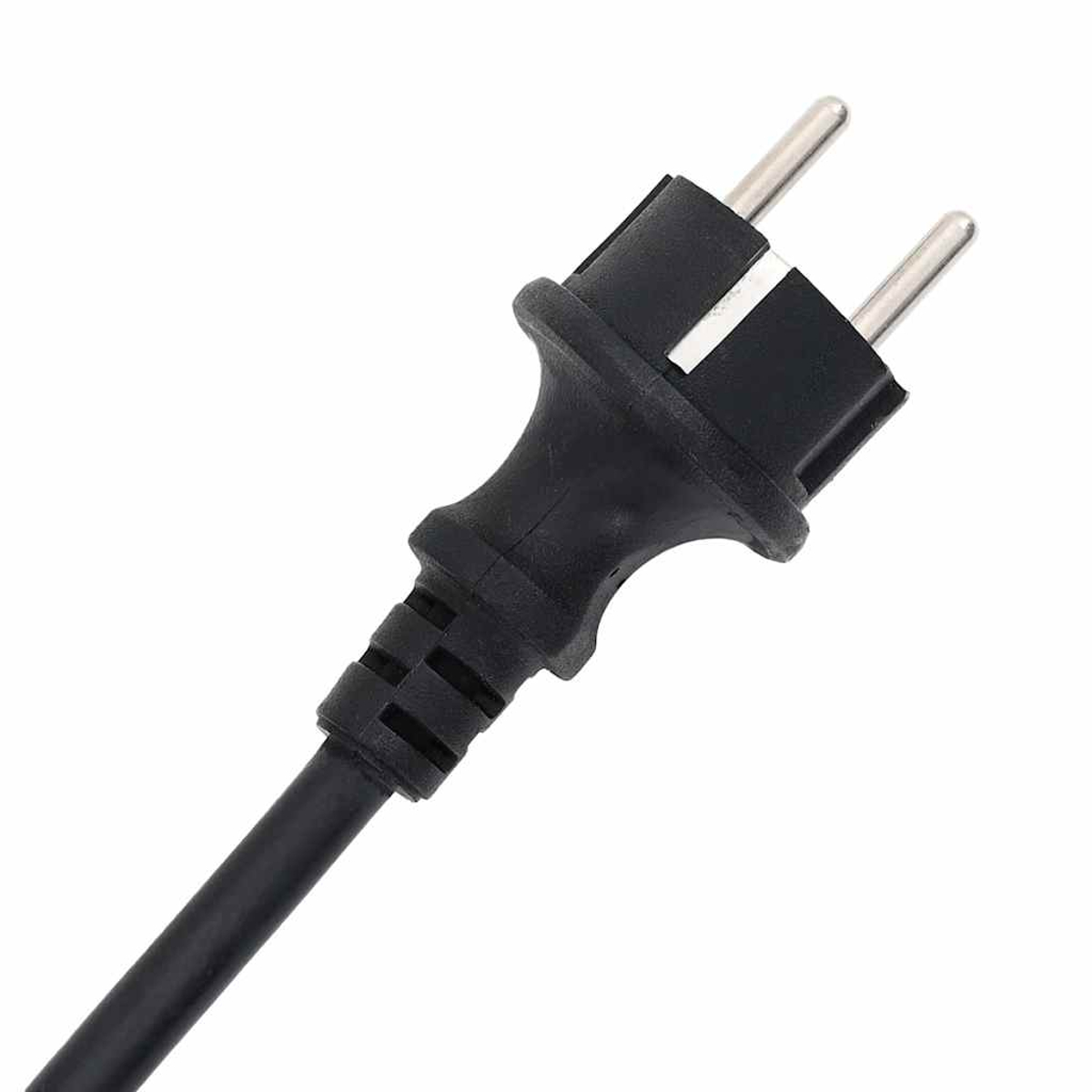 Ein schwarzer Netzstecker mit zwei Metallstiften. Das Kabel verläuft diagonal nach unten, vor weißem Hintergrund.