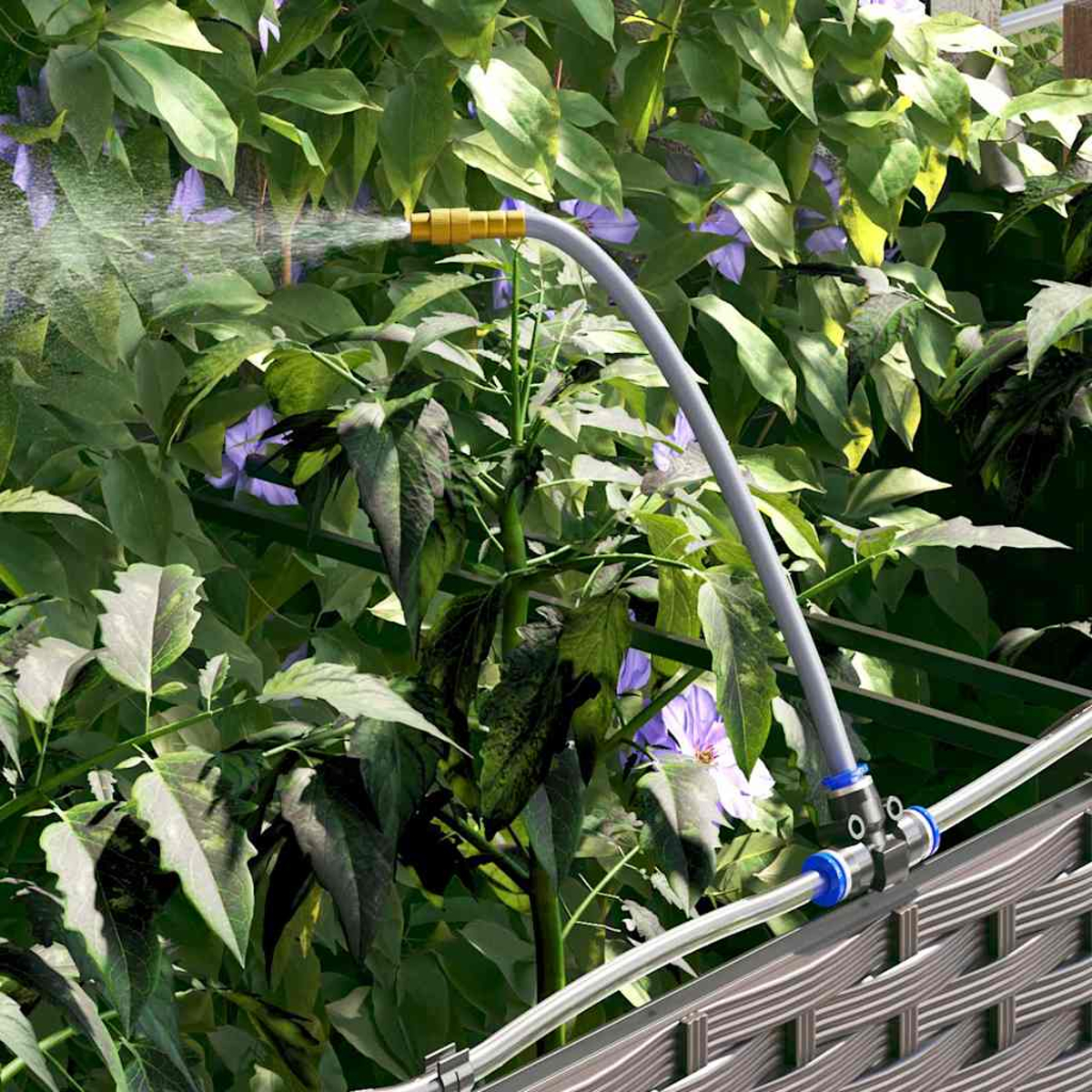 Un tubo lancia acqua su fogliame verde con fiori viola. Il tubo è grigio, con un ugello dorato. È montato su una recinzione.