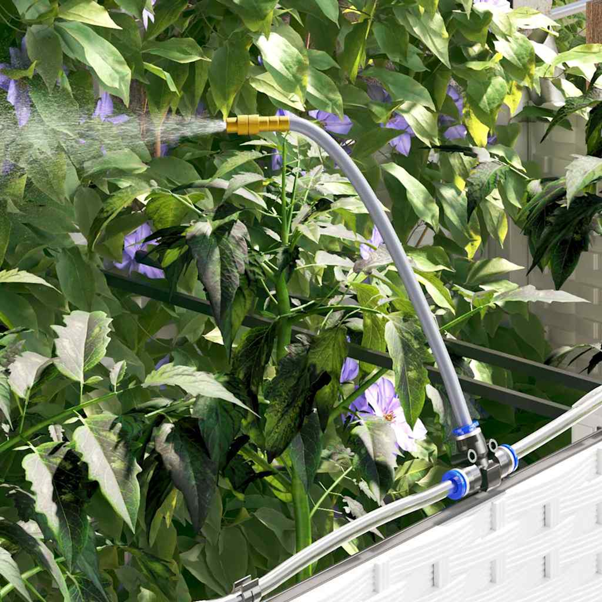 Ein grauer Schlauch mit einer goldenen Düse sprüht Wasser auf grüne Pflanzen mit violetten Blüten.