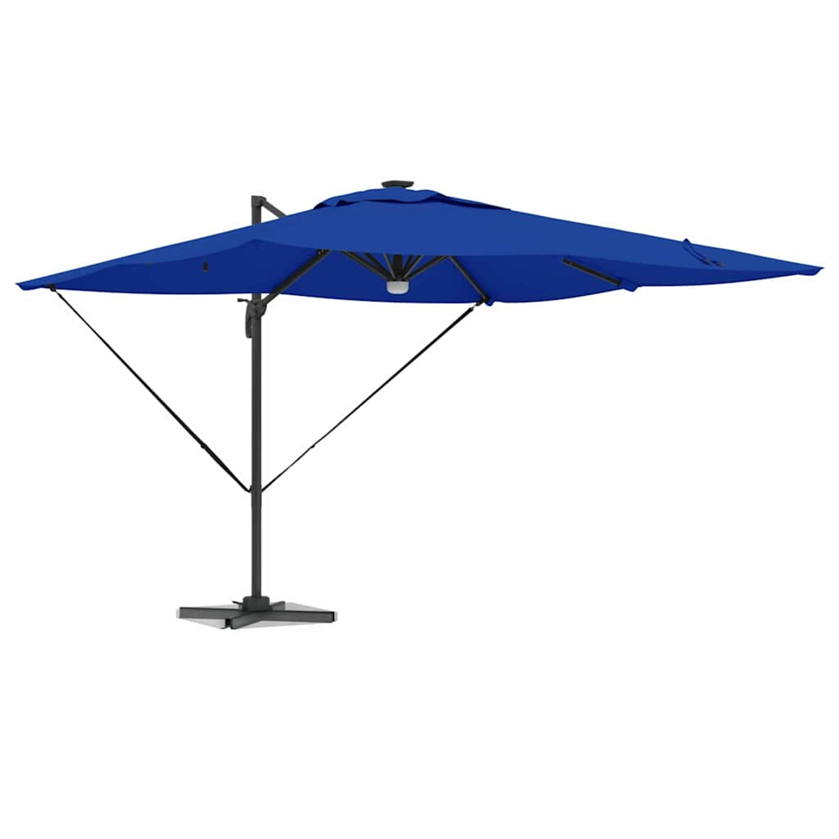 Un ombrellone blu a sbalzo. Ha un palo nero e bracci di supporto. La base è un quadrato nero. Lo sfondo è bianco.