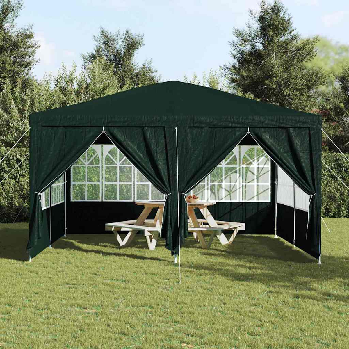 Un gazebo verde scuro si trova su un prato erboso, con tavoli da picnic all'interno. Gli alberi sono sullo sfondo.