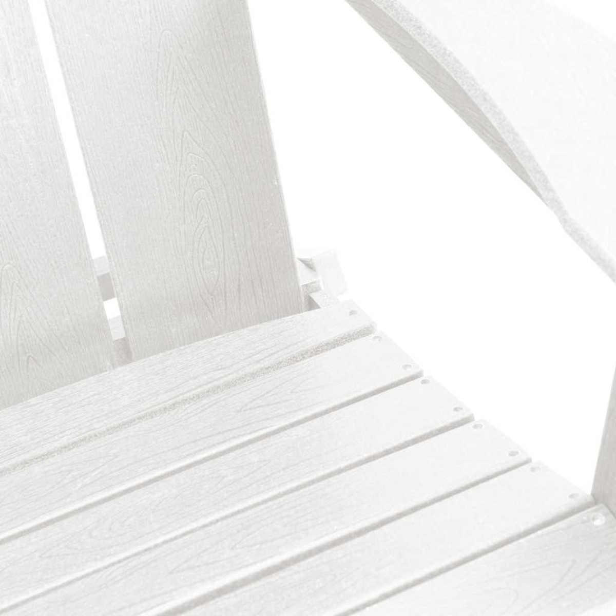 Nahaufnahme eines weißen Adirondack-Stuhls, der die Sitzleisten und die Rückenlehne zeigt. Der Stuhl besteht aus holzähnlichem Material.