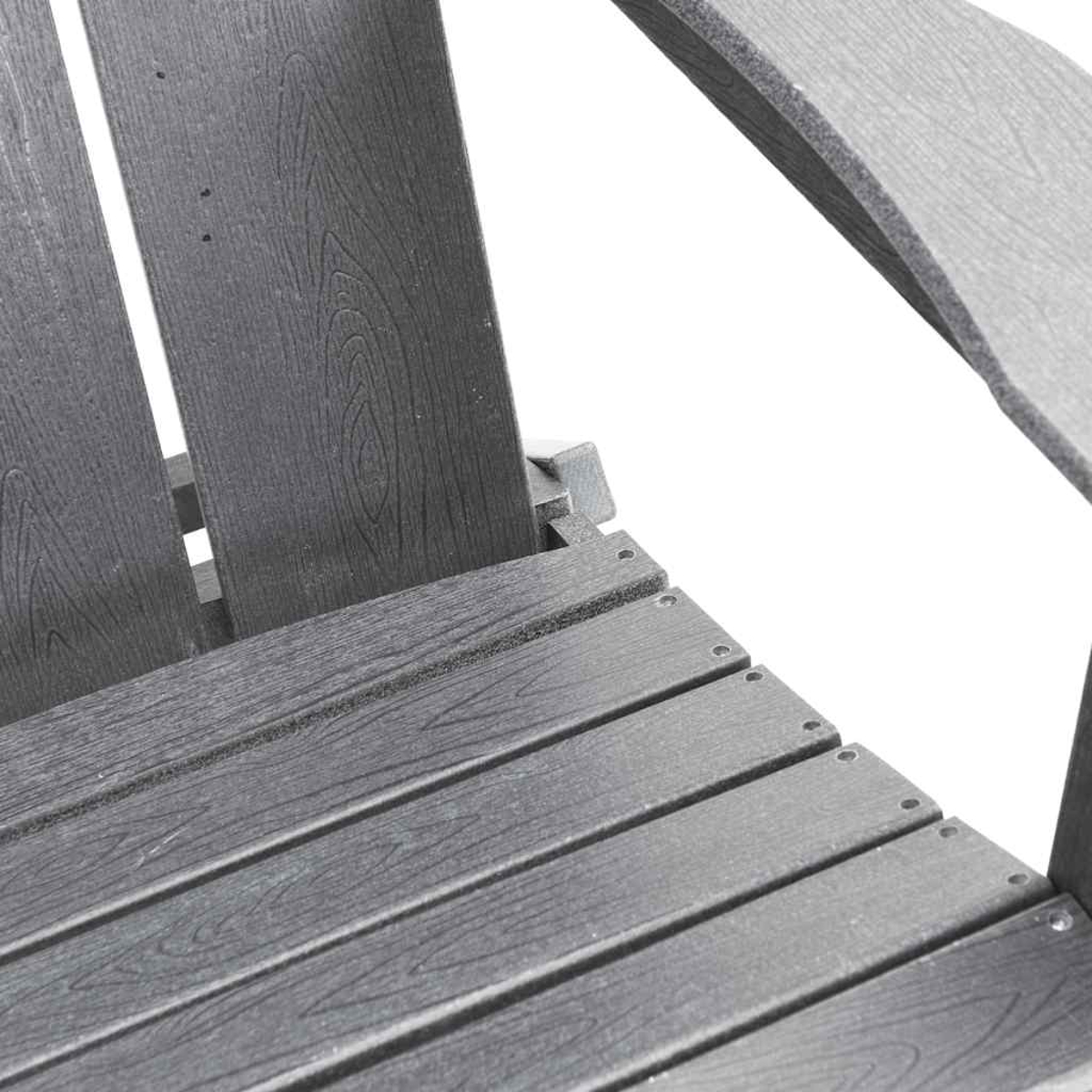 Nahaufnahme eines grauen Holzstuhls. Zeigt Sitzstreben, Rückenlehnen und Armlehne. Die Holzmaserung ist sichtbar.