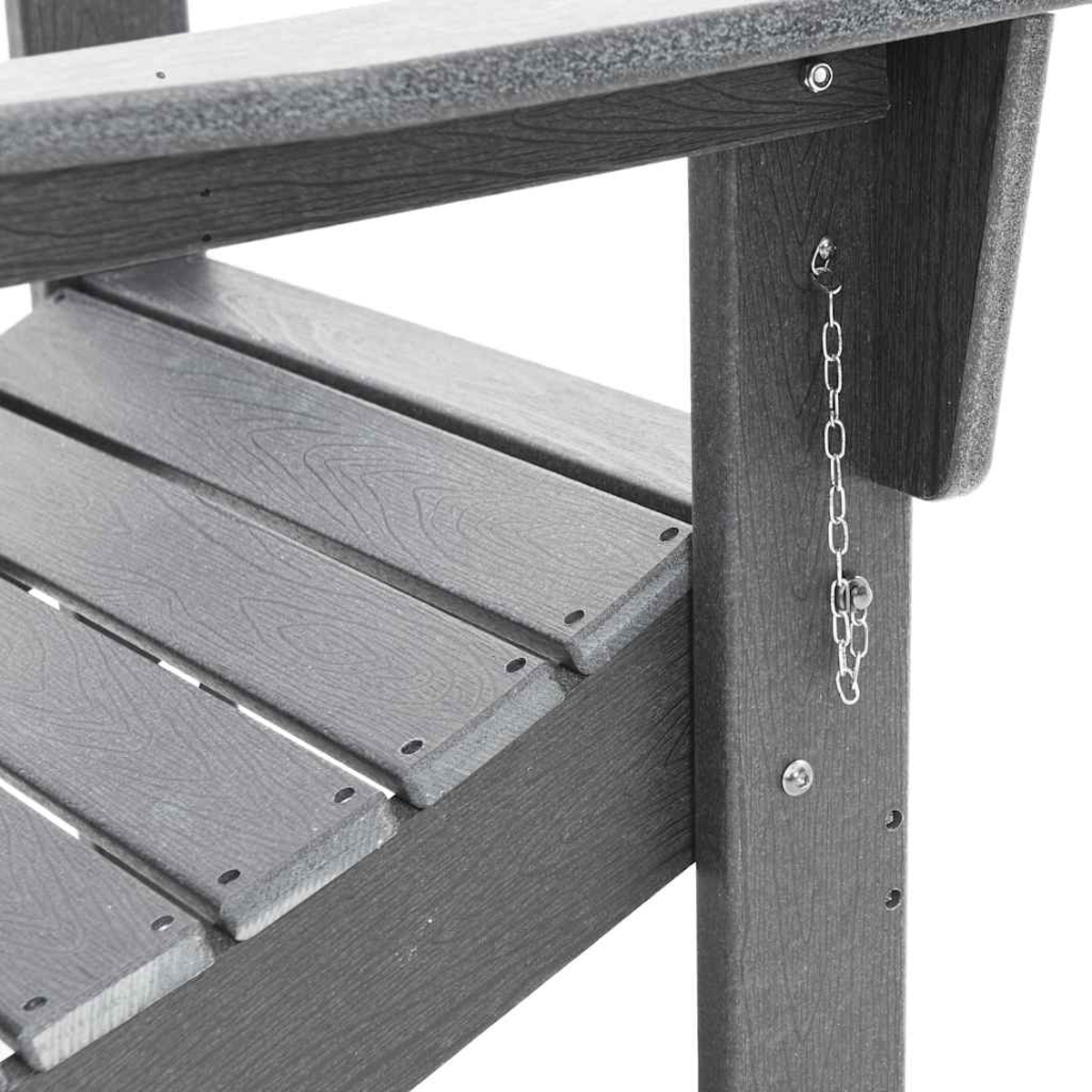 Nahaufnahme eines grauen Holzstuhls. Sichtbar sind die Sitzleisten, die Armlehne und eine Metallkette an der Seite.