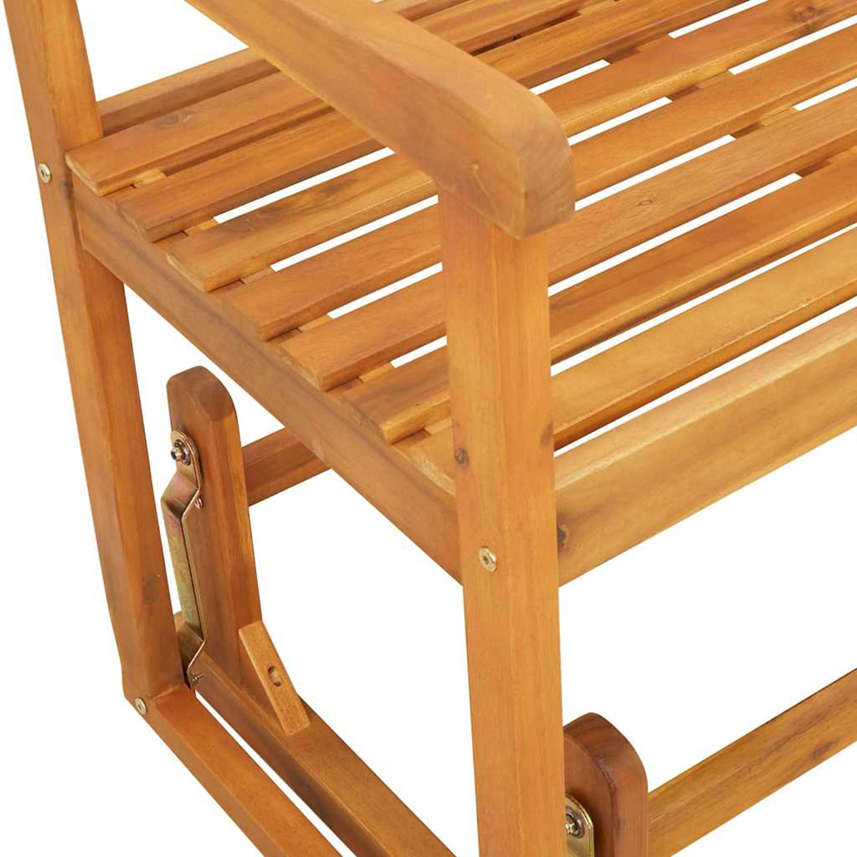 Primo piano di una panchina di legno con bracciolo. La panca è in legno marrone chiaro e ha seduta e schienale a doghe. Il bracciolo è visibile.