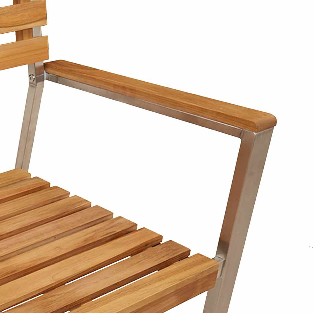 Nahaufnahme eines Holzstuhls mit Metallrahmen. Armlehne und Sitz bestehen aus braunen Holzlatten. Der Rahmen ist silberfarben.