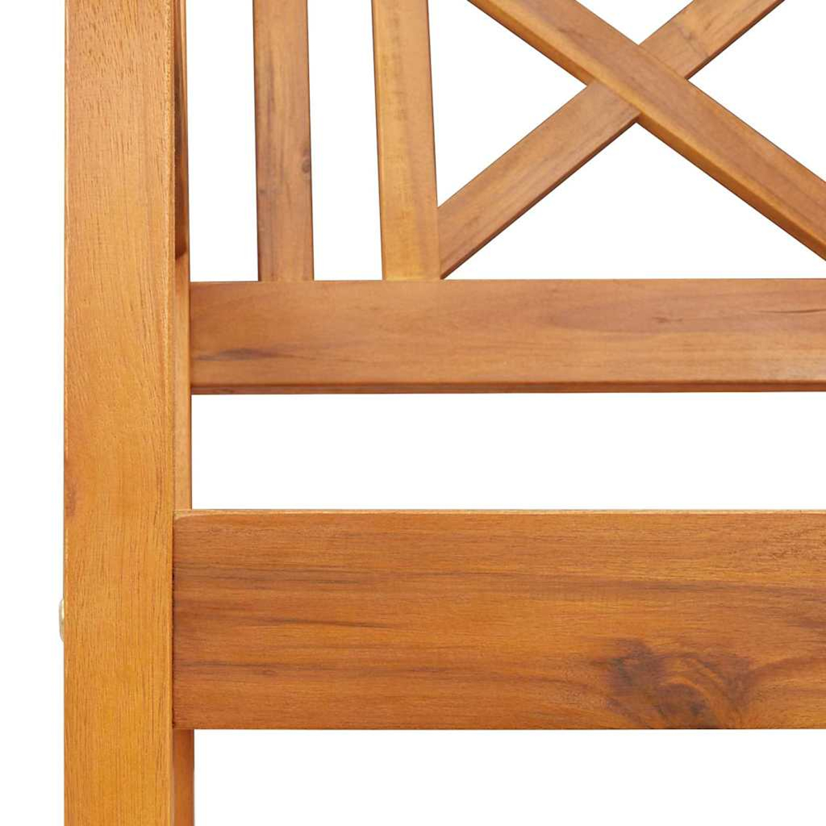 Nahaufnahme der Holzlehne eines Stuhls mit X-förmigem Design. Vertikale und horizontale Holzlatten sind sichtbar, alle in einem natürlichen Holzton.