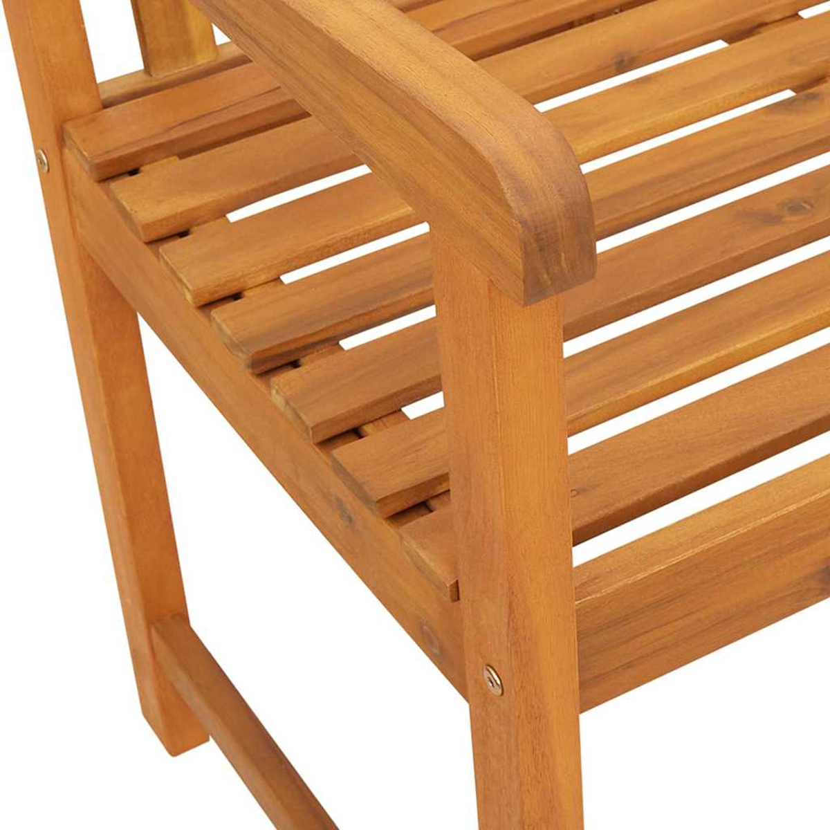 Nahaufnahme eines Holzstuhls. Der Stuhl hat eine Lattenroste und eine Rückenlehne. Das Holz ist hellbraun.