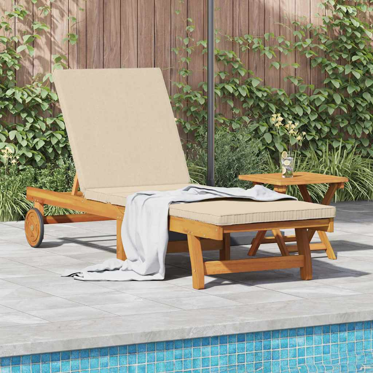 Eine Holzliege mit beigem Kissen und einem weißen Handtuch auf einer Terrasse, neben einem kleinen Tisch. Im Vordergrund befindet sich ein Pool.