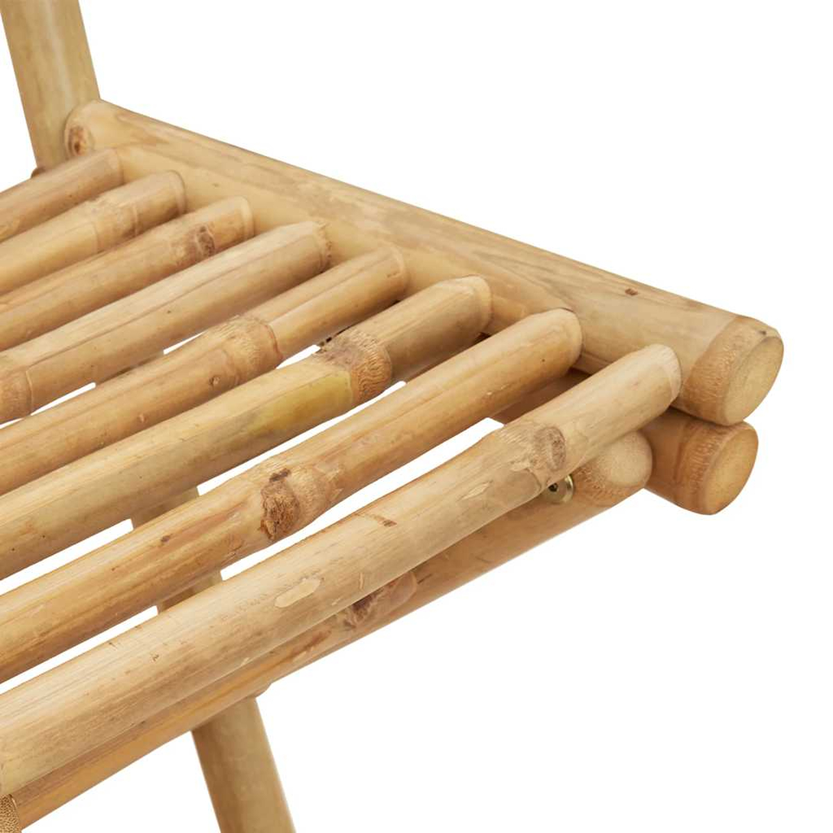 Nahaufnahme der Bambusstuhlkonstruktion. Bambusleisten bilden Sitz und Rücken. Das Holz ist hellbraun.