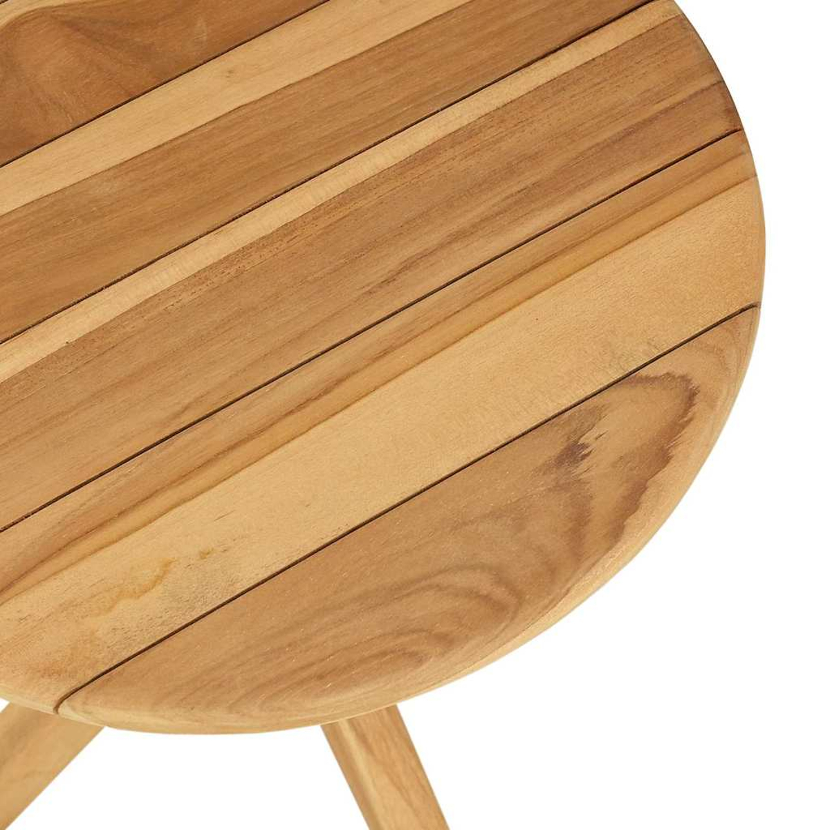 Nahaufnahme eines Holztisches. Der Tisch hat eine runde Form mit Holzlatten und drei Beinen. Er ist hellbraun.