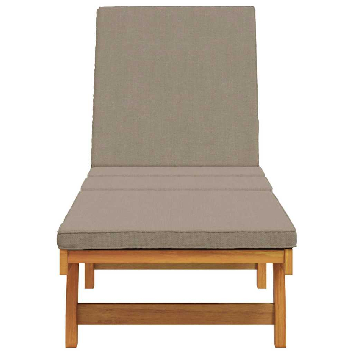 Eine Holzliege mit einem beigefarbenen Kissen und einer Rückenlehne. Der Rahmen ist braun, das Kissen hellbeige.