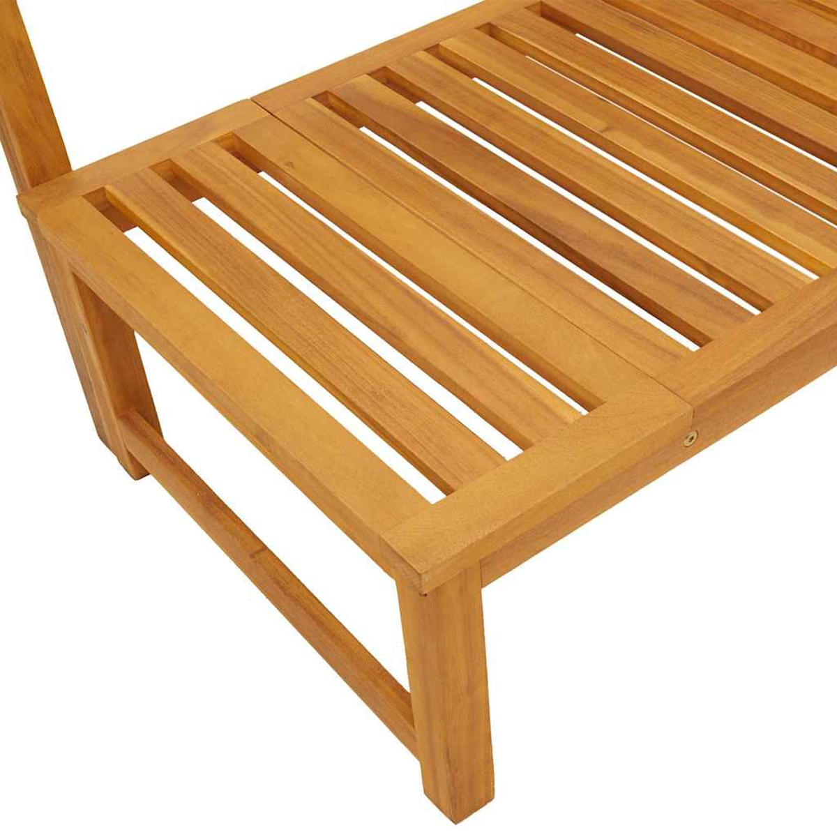 Nahaufnahme eines Holzliegenstuhls. Er hat eine Sitzfläche und eine Rückenlehne aus Latten mit sichtbarer Holzmaserung. Der Stuhl ist hellbraun.