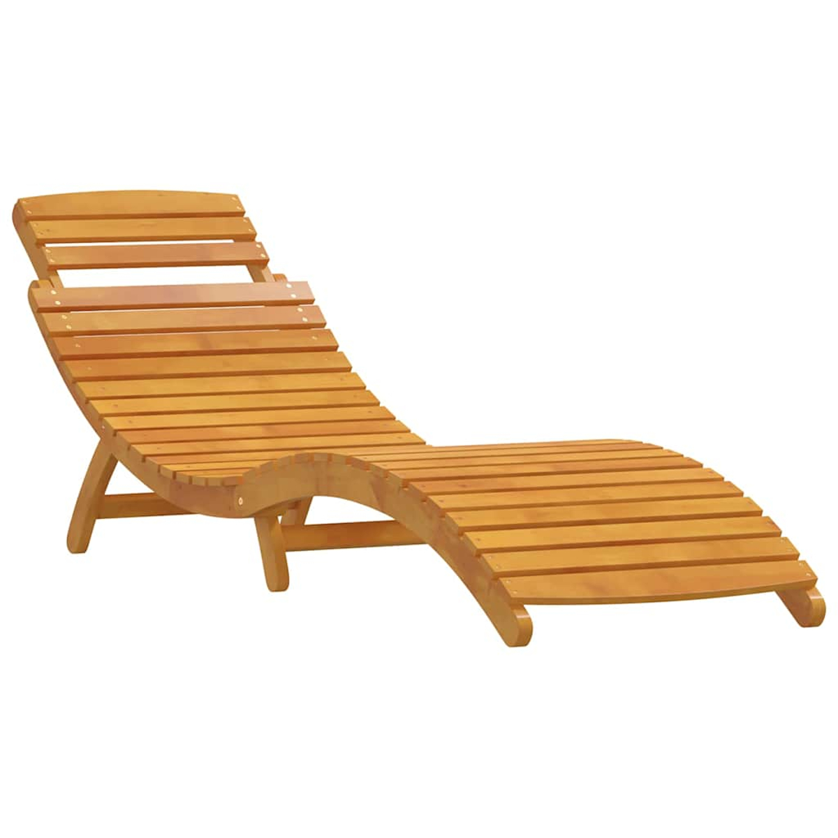 Eine Holzliege mit geschwungenem Design. Sie hat eine Lattenfläche und Rückenlehne, alles in hellbrauner Farbe. Isoliert auf Weiß.