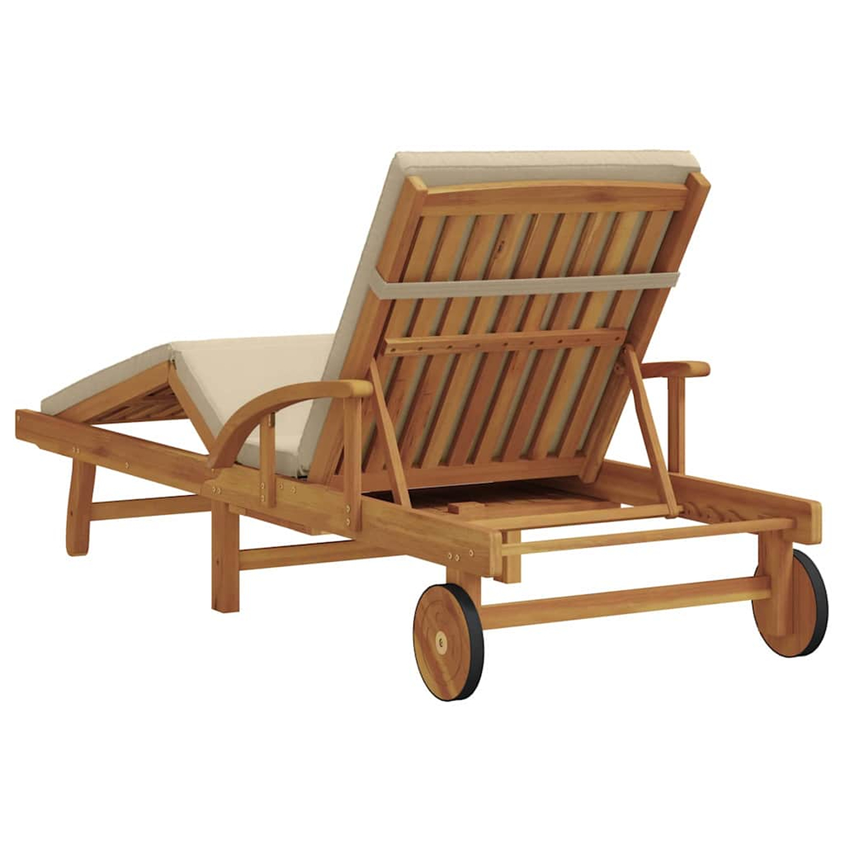 Holz-Sonnenliege mit beigen Kissen. Sie hat Räder für einfaches Bewegen. Die Rückenlehne ist verstellbar und der Rahmen braun.