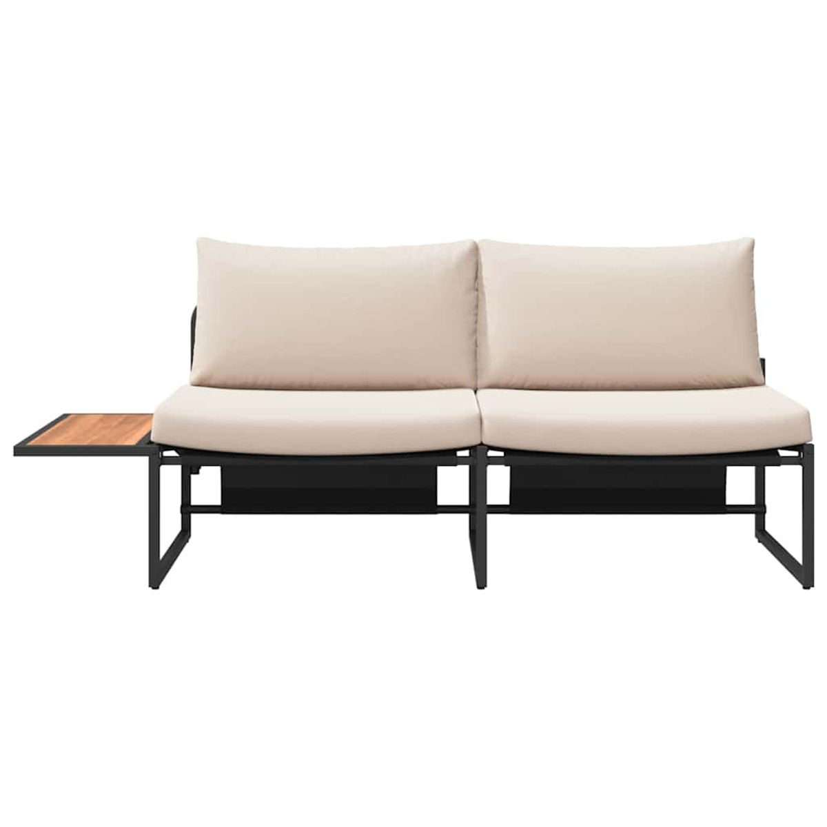 Ein modernes Outdoor-Sofa mit cremefarbenen Kissen und einem hölzernen Beistelltisch auf einem schwarzen Metallrahmen, vor weißem Hintergrund.