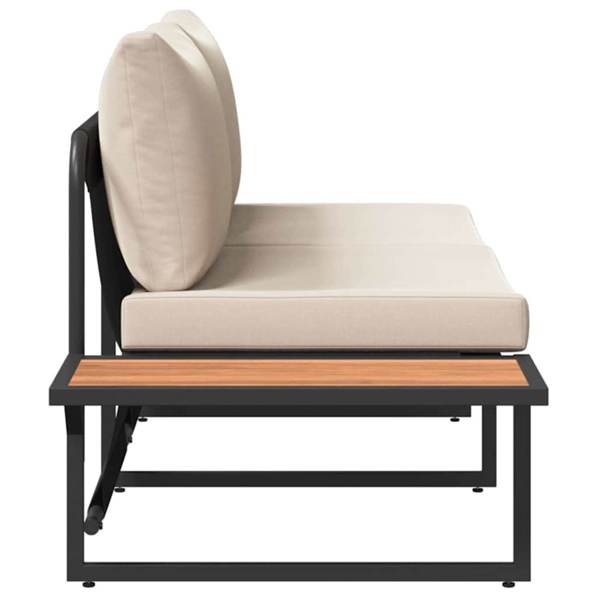 Seitenansicht eines modernen Outdoor-Sofas. Es hat beige Kissen und einen Holztisch. Der Rahmen ist schwarz.