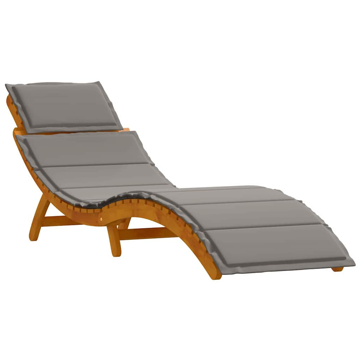 Una tumbona de madera con un cojín gris. La madera es de color marrón claro. El cojín cubre el asiento y el respaldo.