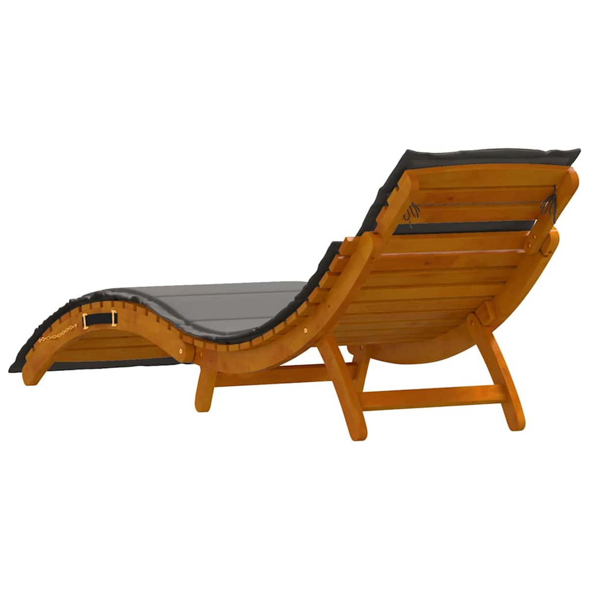 Una tumbona de madera con un cojín negro. La tumbona está sobre un fondo blanco. La silla es de color marrón claro.