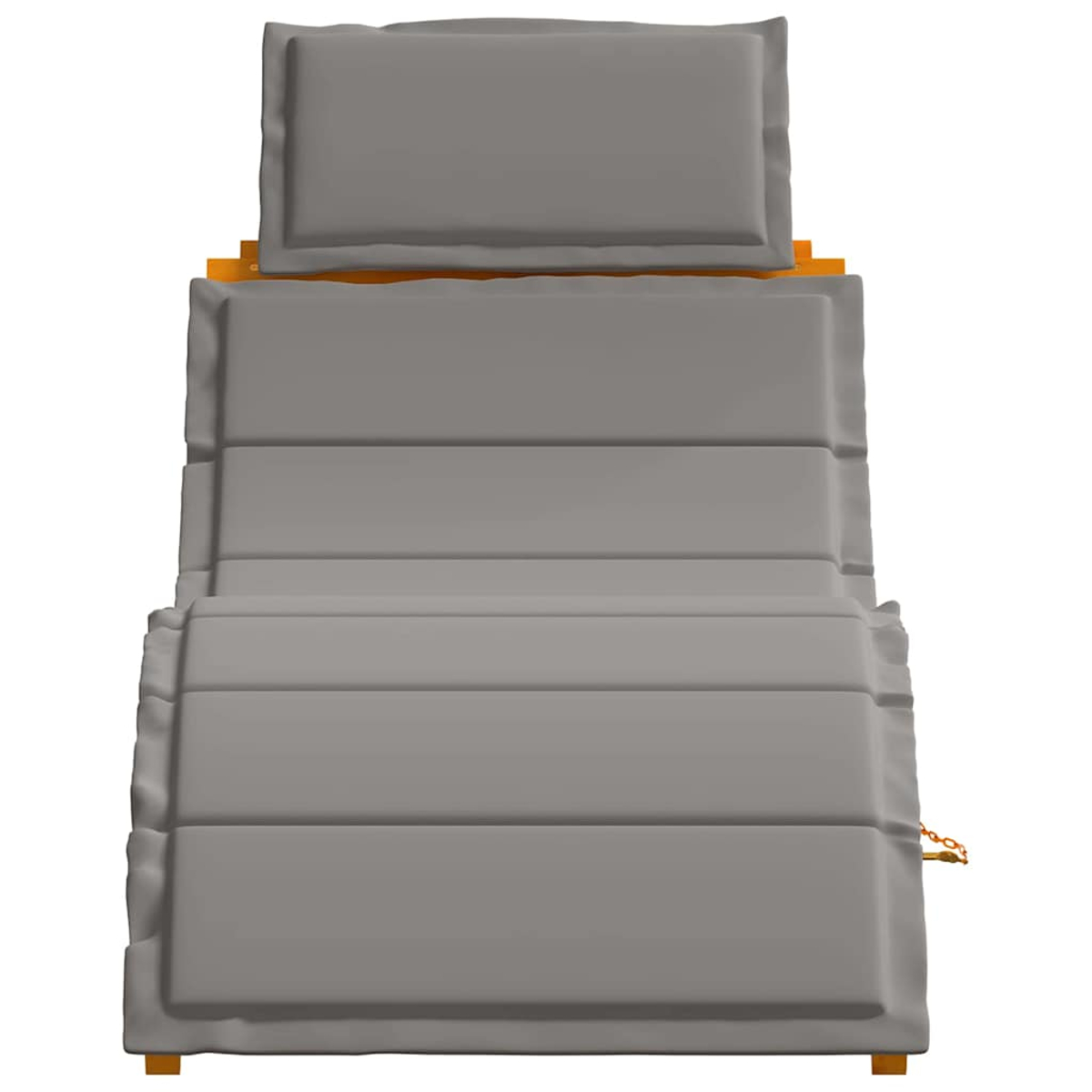 Una tumbona acolchada gris con una almohada adjunta. Tiene soportes de madera y una cadena de metal en la base.