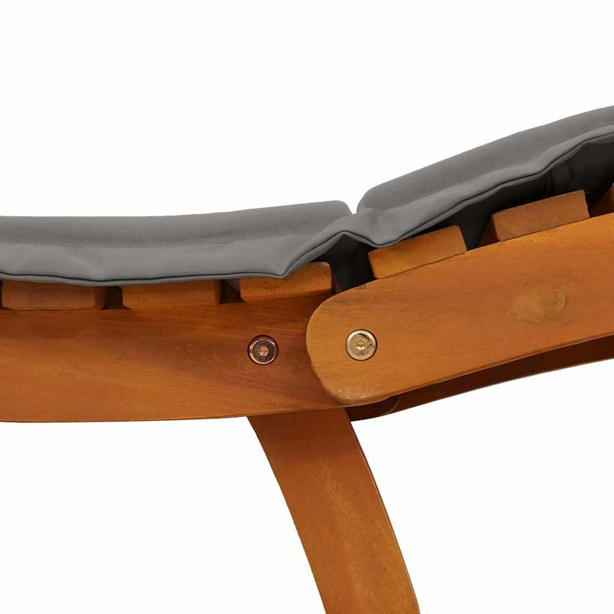 Primer plano de una tumbona de madera. El asiento es gris, la madera marrón. La tumbona está parcialmente abierta. Se ven tornillos.