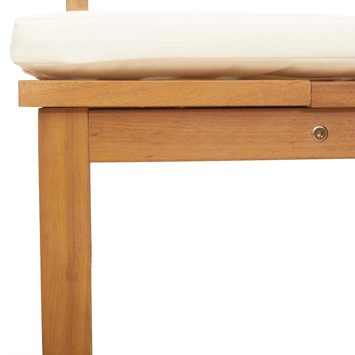 Nahaufnahme eines Holzstuhls mit weißem Kissen. Der Stuhl hat eine hellbraune Farbe und ein einfaches Design.