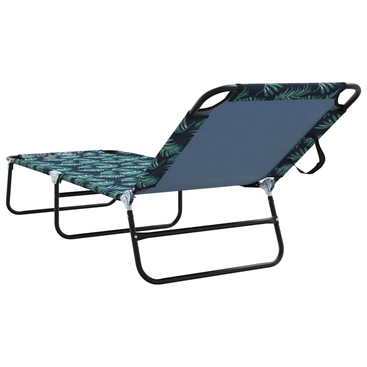 Ein zusammenklappbarer Strandstuhl mit einem Sitz- und Rückenteil mit Blättermuster, schwarzem Rahmen und blauem Rücken. Es ist vor weißem Hintergrund.