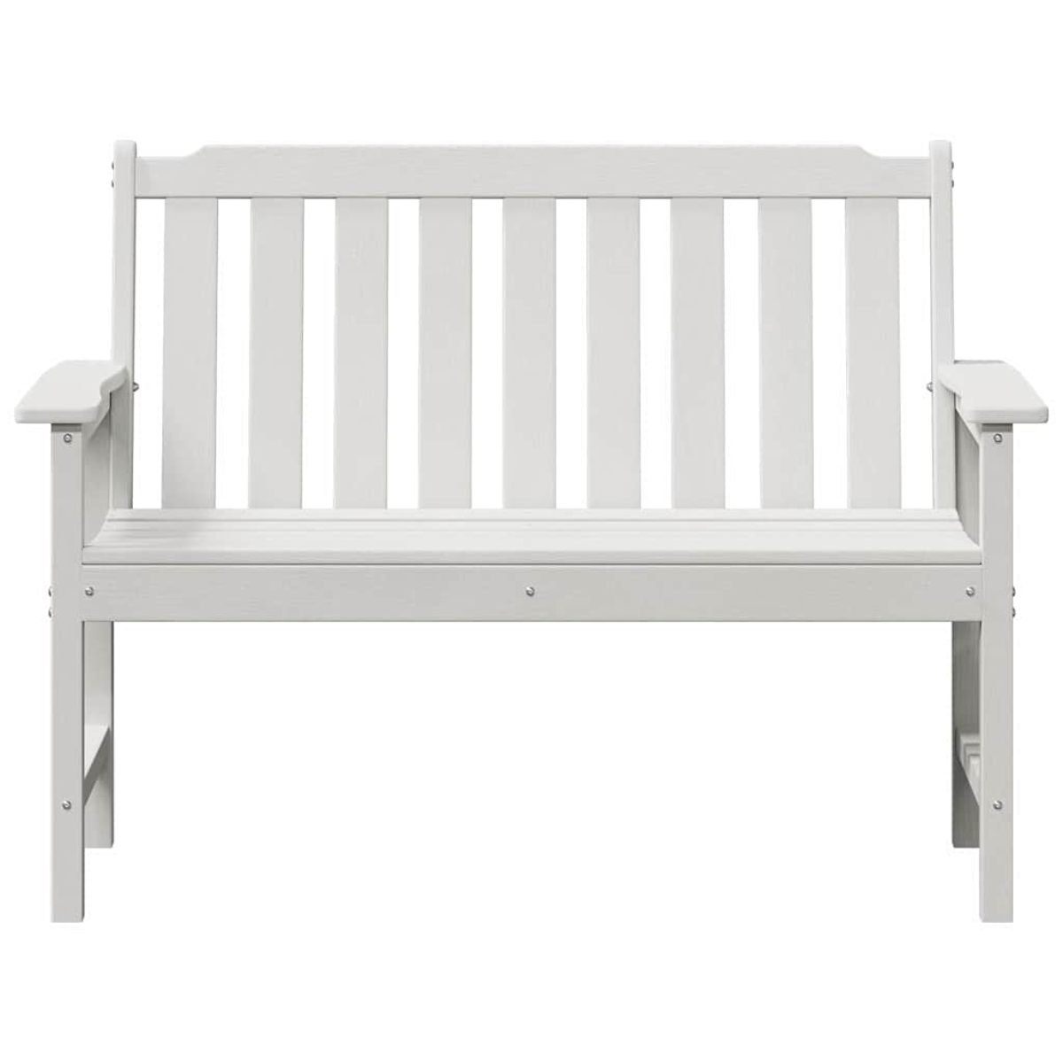 Una panchina di legno bianco con schienale a doghe e braccioli, su sfondo bianco. La panchina è vuota e pulita.