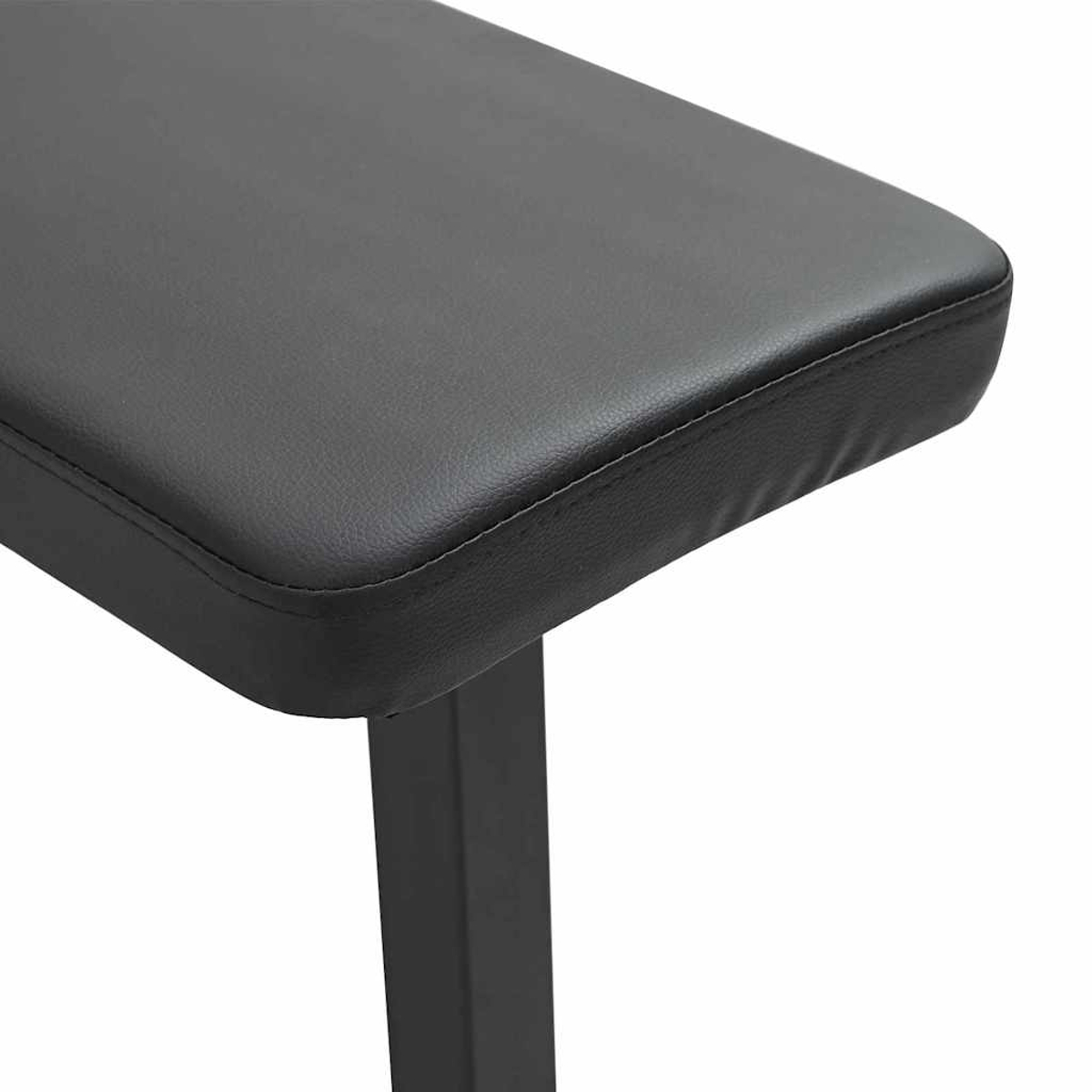 Primo piano di una panca nera con piano imbottito e gamba in metallo nero. La panca è su sfondo bianco.