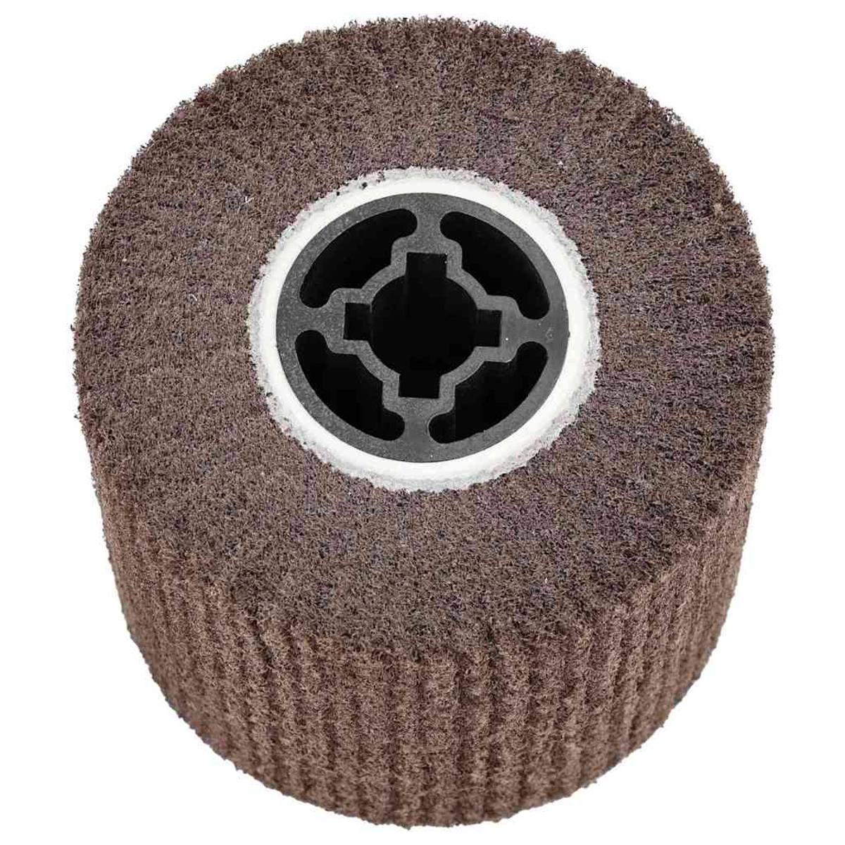 Eine zylindrische Polierscheibe. Sie hat eine braune, faserige Außenfläche und eine schwarze, kreuzförmige Mitte mit weißem Ring.