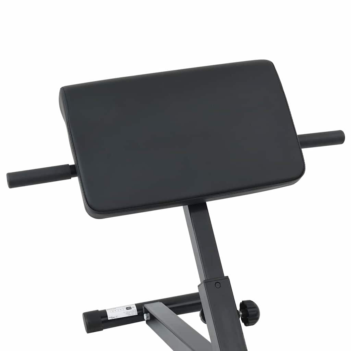 Panca pesi imbottita nera con maniglie. Supporto gambe regolabile e pomello. Sfondo bianco.