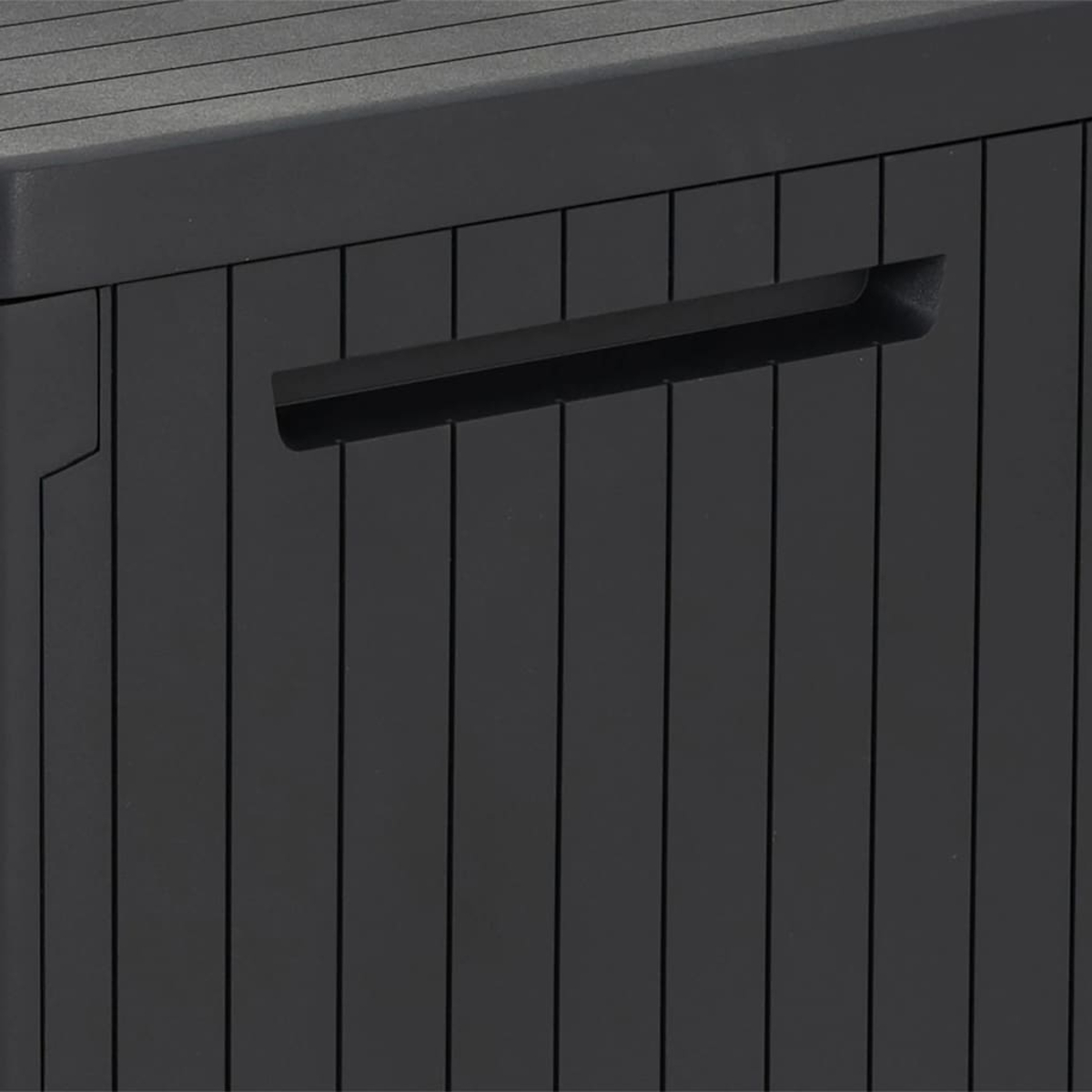 Nahaufnahme einer dunkelgrauen Aufbewahrungsbox mit vertikalen Linien und einem Griff. Die Oberseite hat horizontale Linien. Die Box ist strukturiert.