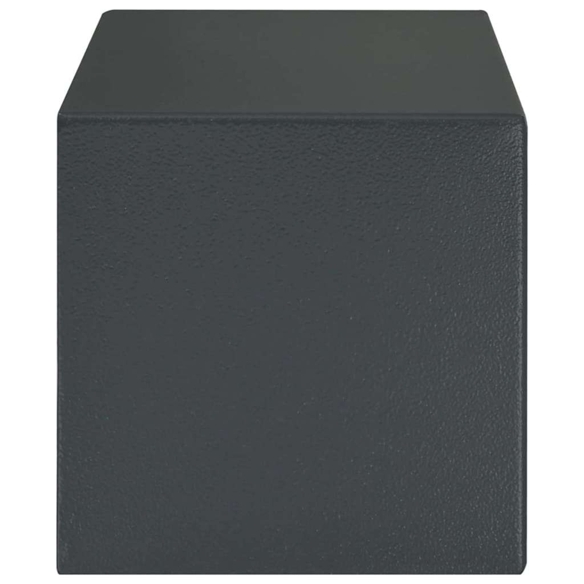 Un oggetto grigio a forma di cubo su sfondo bianco, con una superficie leggermente strutturata. Il cubo è illuminato uniformemente.