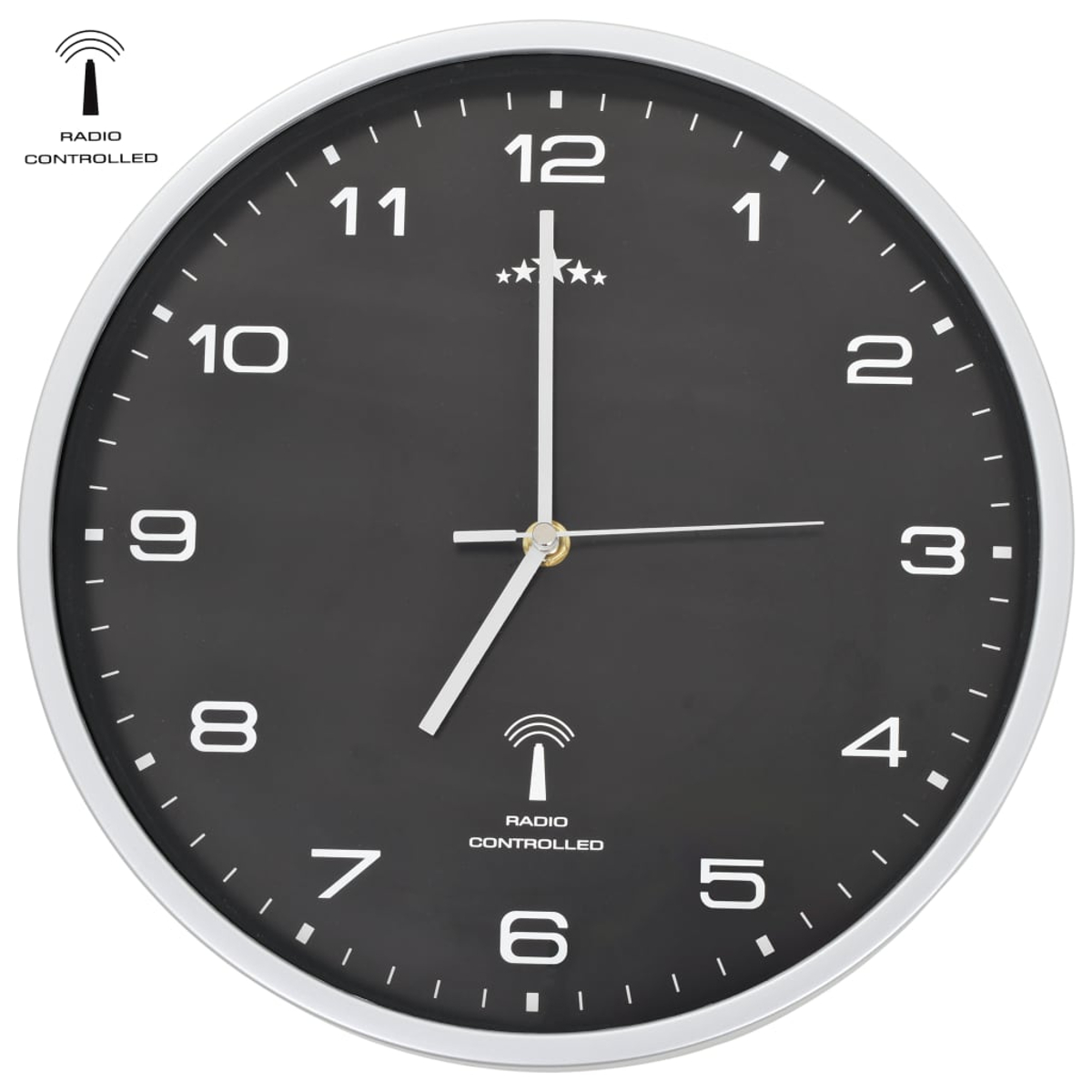 Eine runde Uhr mit schwarzem Zifferblatt, weißen Zahlen und Zeigern sowie einem silbernen Rahmen. Es zeigt 7:15 Uhr. Funkgesteuert.