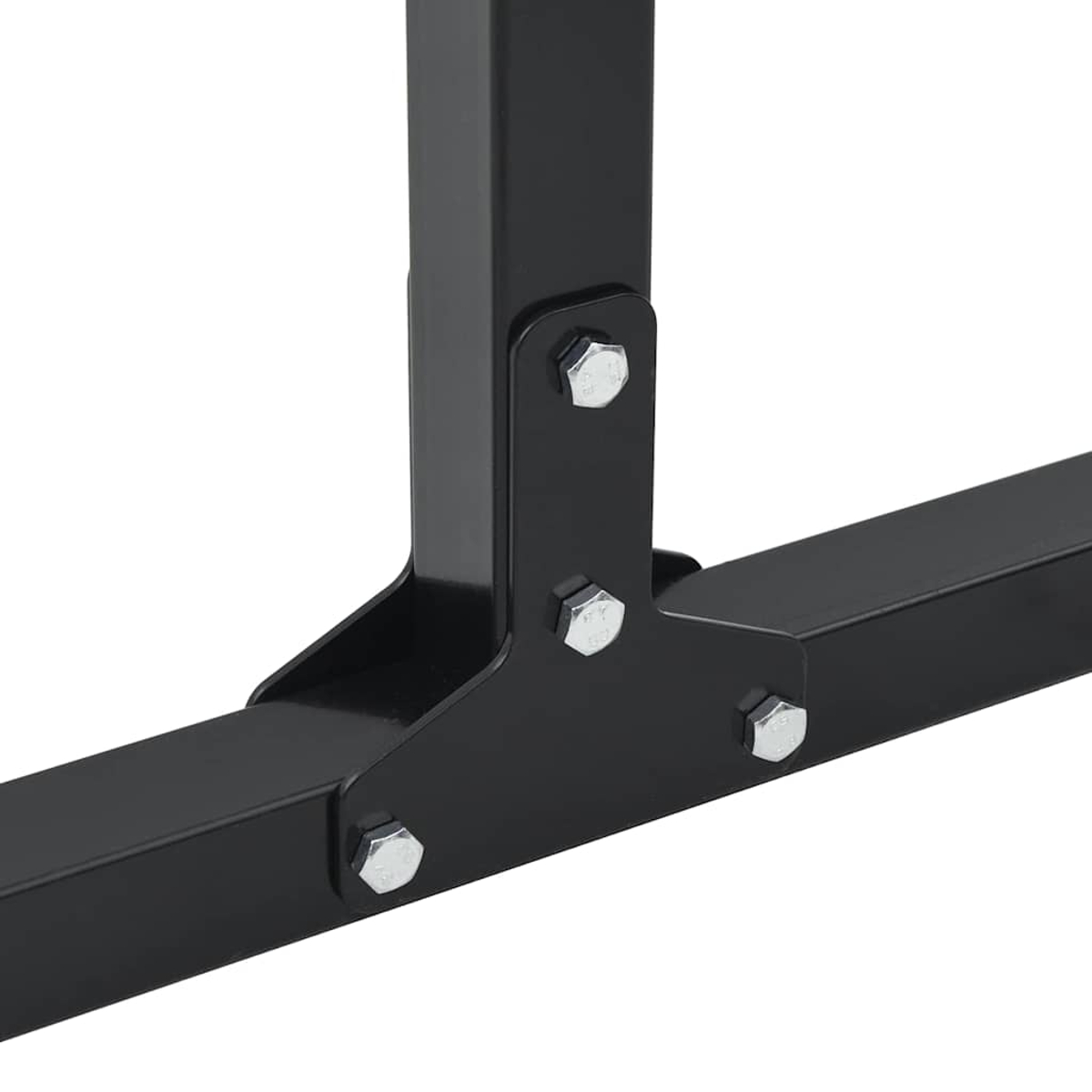 Gros plan sur les joints du cadre en métal noir. Des boulons à tête hexagonale fixent le cadre. Le cadre est fait de tubes métalliques carrés.