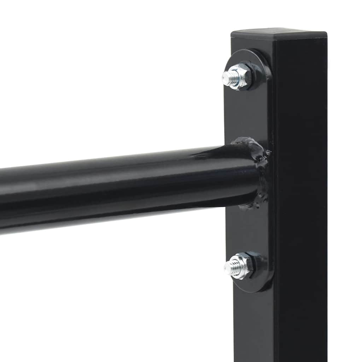 Gros plan sur une barre de traction en métal noir fixée à un support vertical noir avec deux boulons visibles.