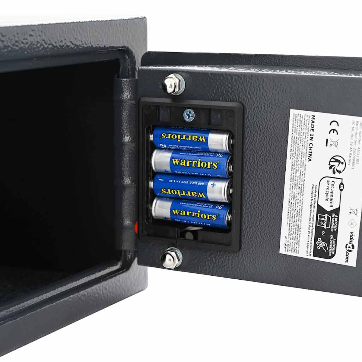 Ein offener Safe mit vier AA-Batterien mit der Aufschrift "warriors". Die Safetür steht offen und gibt das Batteriefach frei.