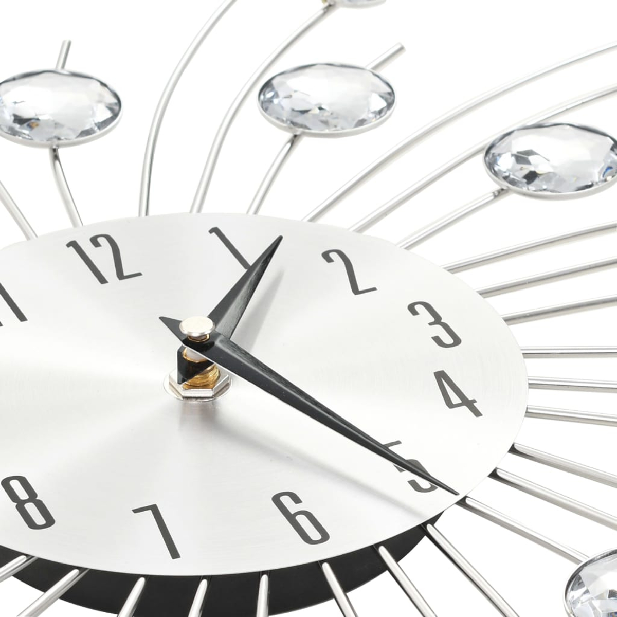 Nahaufnahme einer silbernen Uhr mit schwarzen Zeigern und Ziffern. Dekorative Kristallakzente und strahlende silberne Linien sind sichtbar.