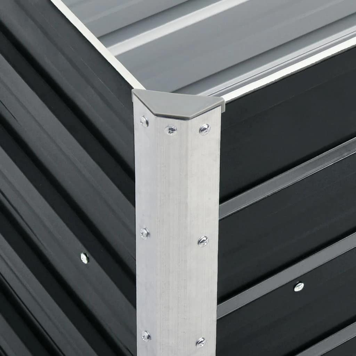 Nahaufnahme einer Metallecke. Ein silberner Metallpfosten ist auf schwarzen Metallplatten vernietet. Die Oberkante ist silberfarben und abgewinkelt.