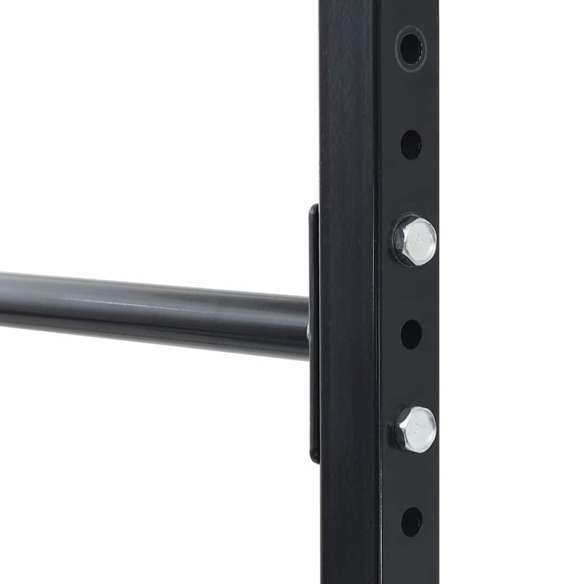 Nahaufnahme einer schwarzen Metallkonstruktion mit horizontaler Stange. Schrauben und Löcher sichtbar. Hintergrund ist weiß.