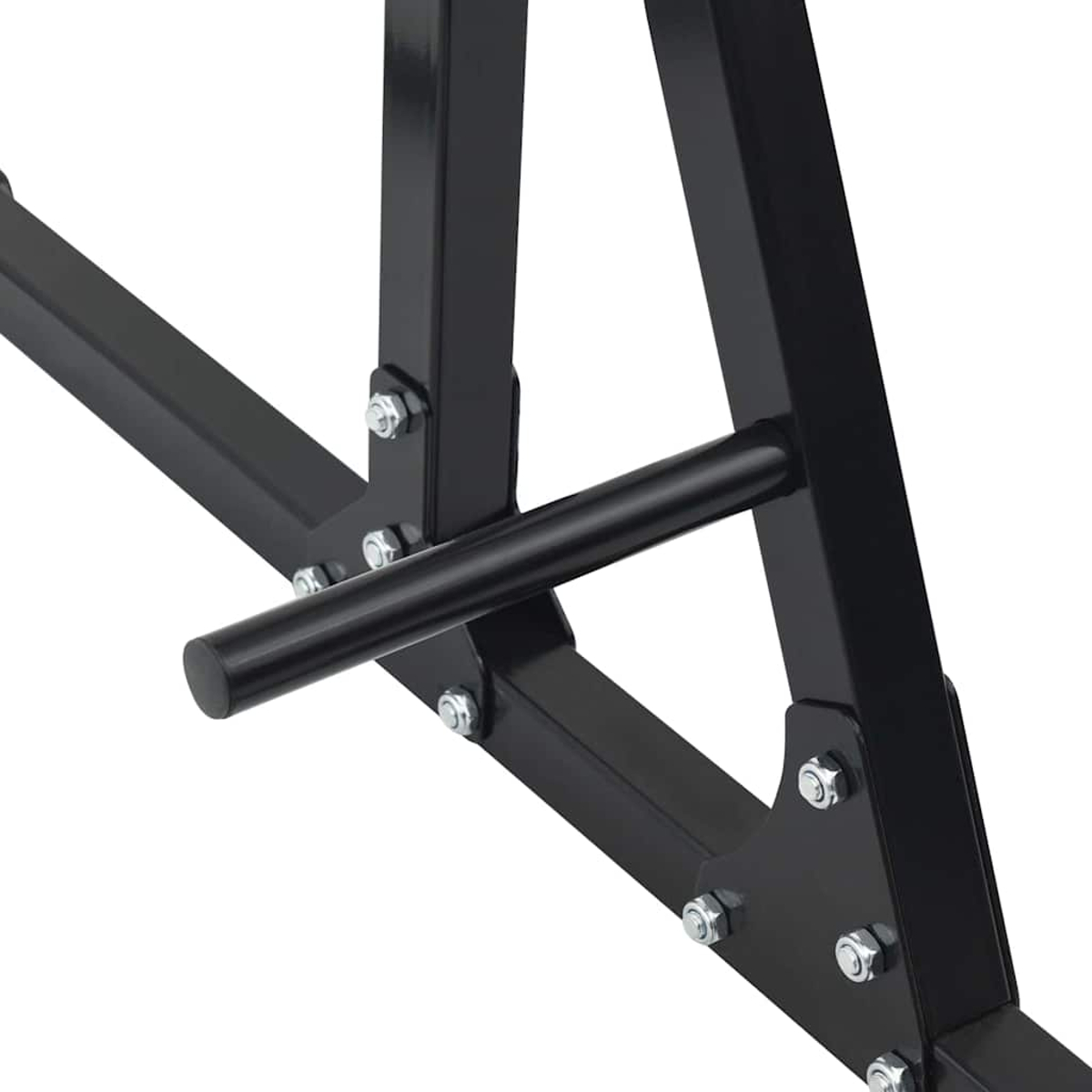 Nahaufnahme von schwarzem Metall-Fitnessgerät. Sichtbar sind Stützbalken, eine horizontale Stange und Schrauben. Der Hintergrund ist weiß.