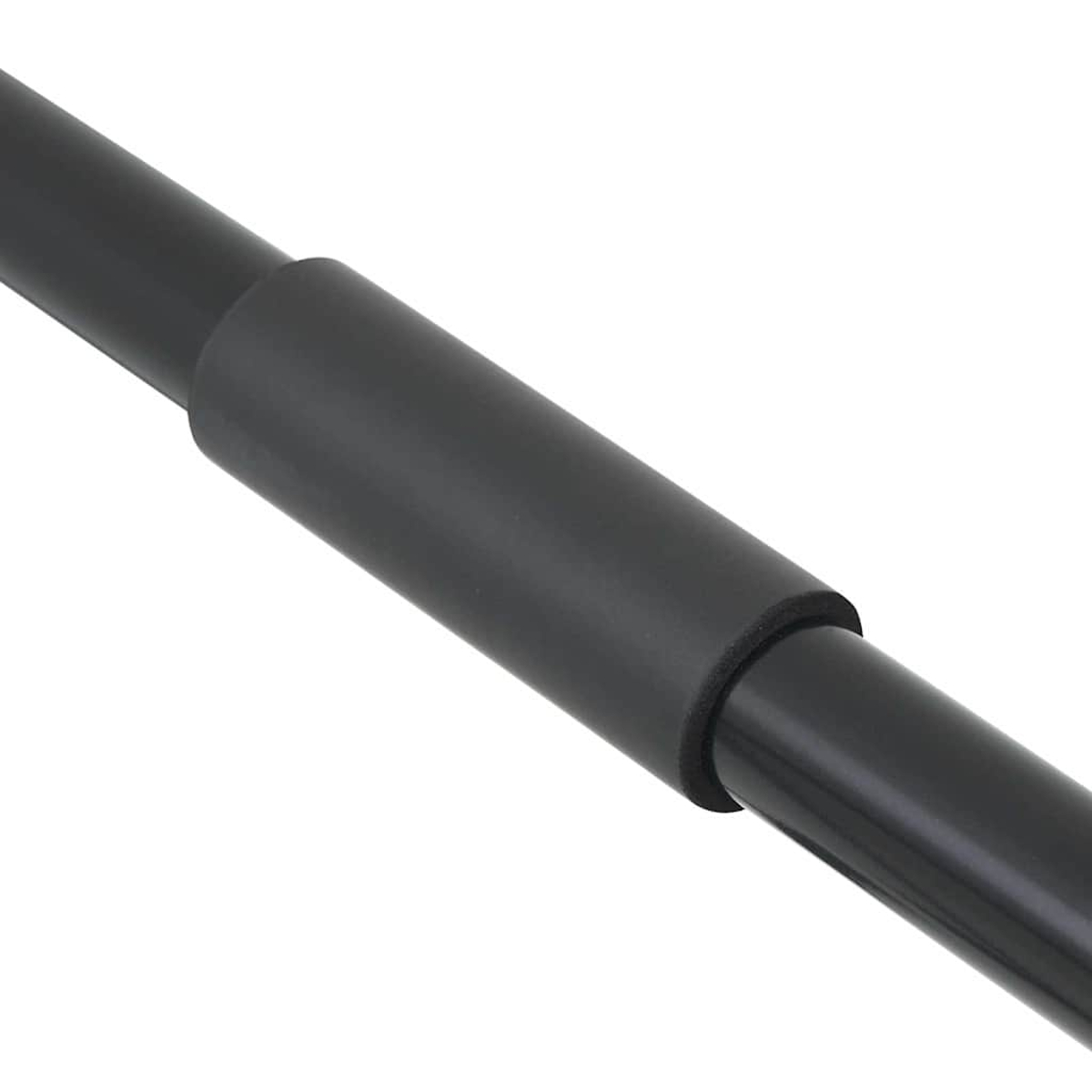 Nahaufnahme eines schwarzen Metallstabs. Ein breiterer, zylindrischer Verbinder verbindet zwei Stabssegmente. Weißer Hintergrund.