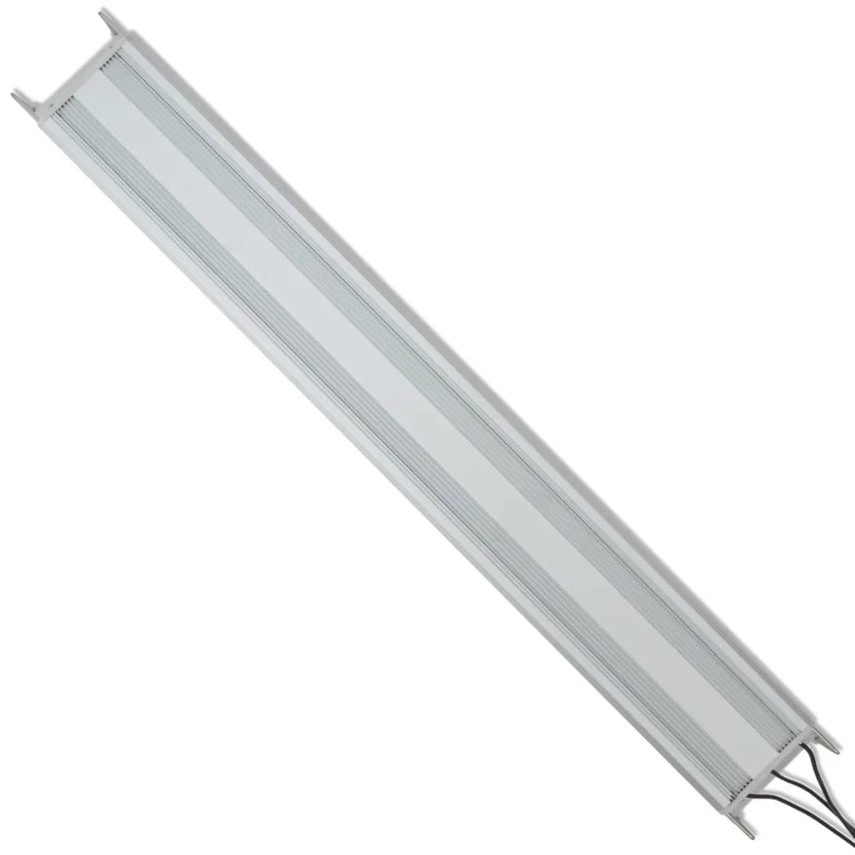 Eine lange, rechteckige Leuchte. Sie ist über einem weißen Hintergrund abgewinkelt. Die Leuchte ist silbern mit parallelen Lichtpaneelen.
