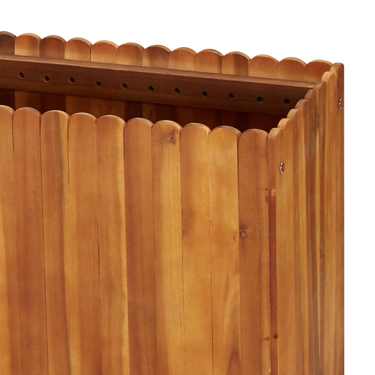 Nahaufnahme eines hölzernen Pflanzkastens. Vertikale Bretter bilden die Seiten, ein gekerbter oberer Rand. Braunes Holz mit sichtbarer Maserung und Schraubendetails.