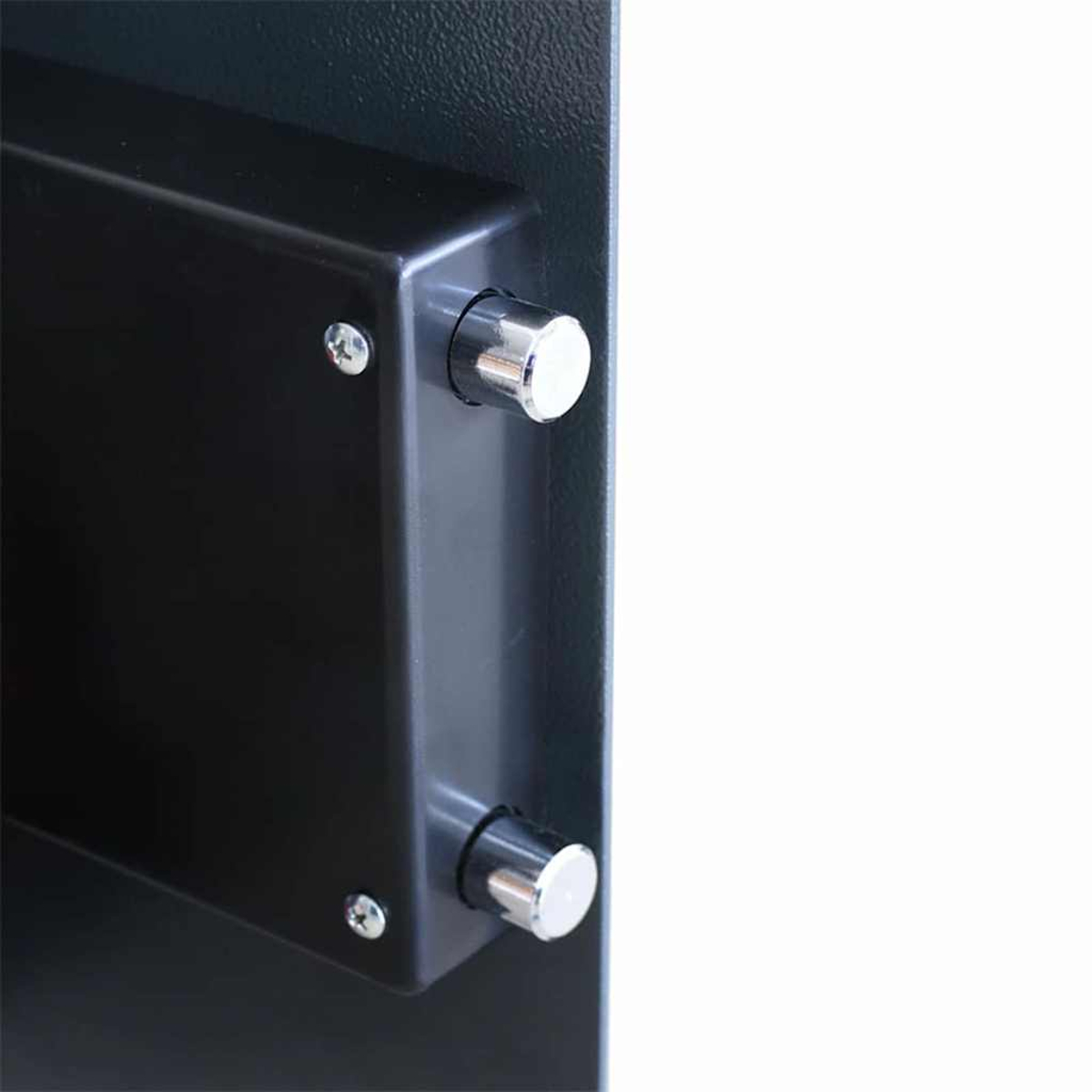Primo piano di una porta di cassaforte nera. Due bulloni cilindrici cromati si estendono dal meccanismo di chiusura. Lo sfondo è bianco.