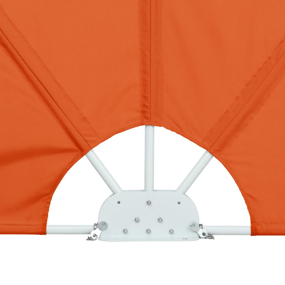 Ein orangefarbenes Stoffdach wird von einem weißen Metallrahmen getragen. Der Rahmen hat ein halbkreisförmiges Design mit befestigten Metallteilen.