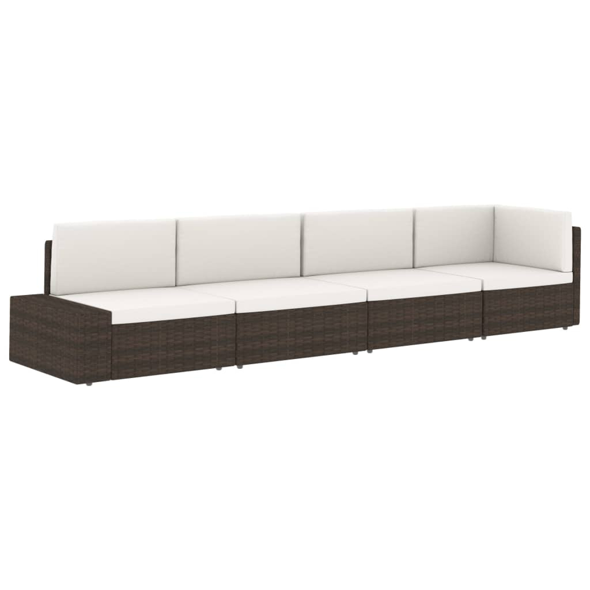 Ein langes, dunkelbraunes Korbmöbel-Sofa mit weißen Kissen. Das Sofa hat eine L-Form mit einer kürzeren Seite links.