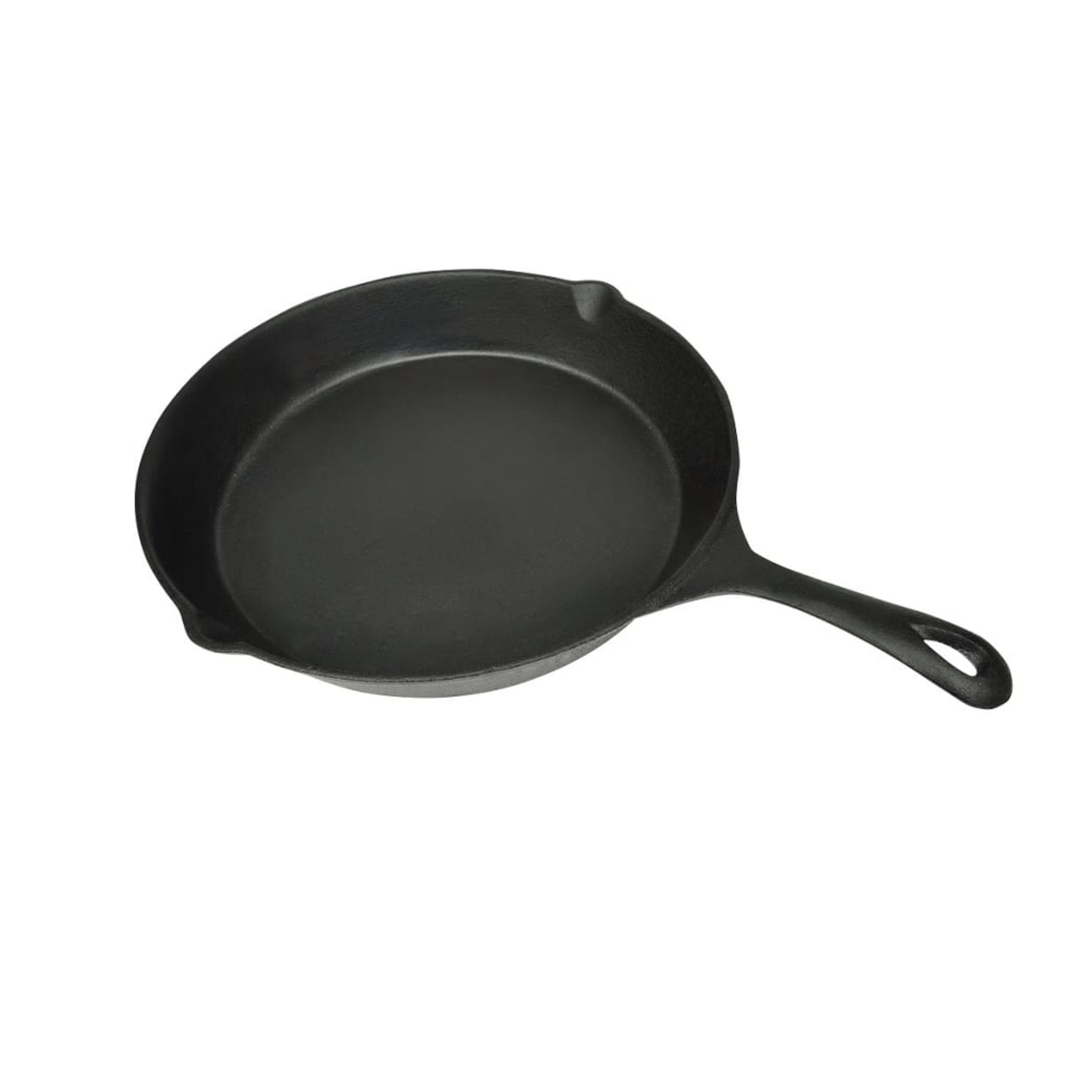 Eine schwarze gusseiserne Bratpfanne mit langem Griff und Aufhängeloch. Die Pfanne befindet sich auf weißem Hintergrund.